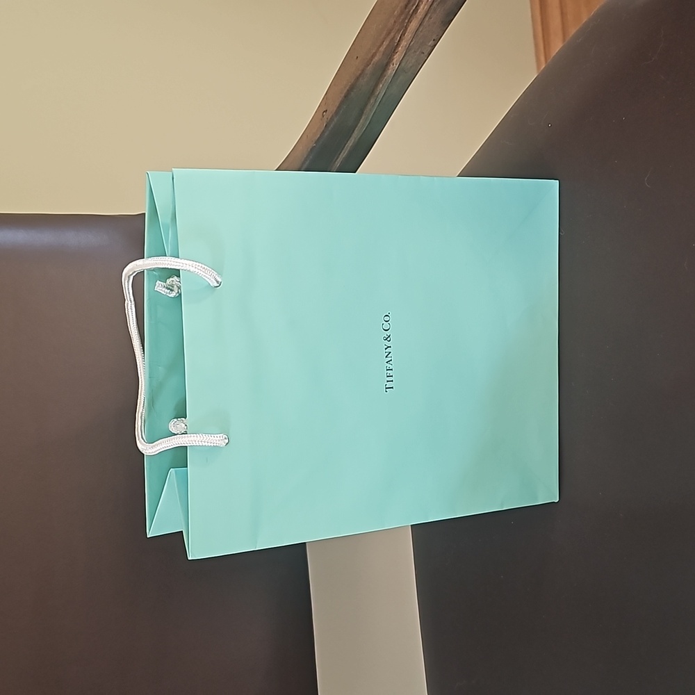 Tiffany & Co Shopping bags, ribbon and jewelry box. - Picture 6 of 11